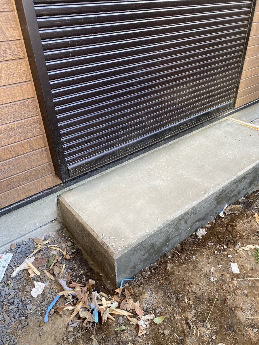 打設前。型枠を建て込み、ワイヤーメッシュと配筋を組んだ状態