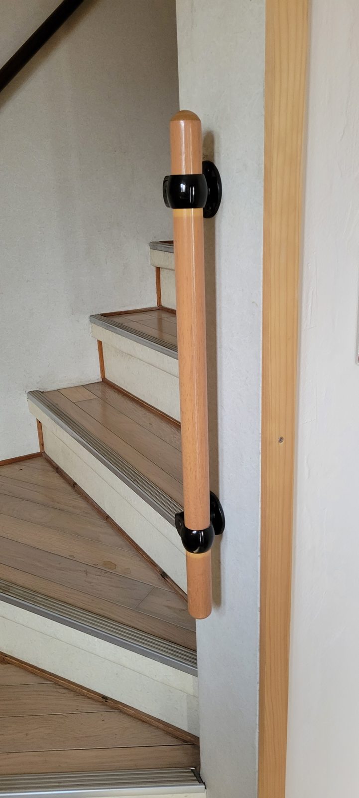 木製の丸手すり。壁下地を拾ってブラケットで固定した