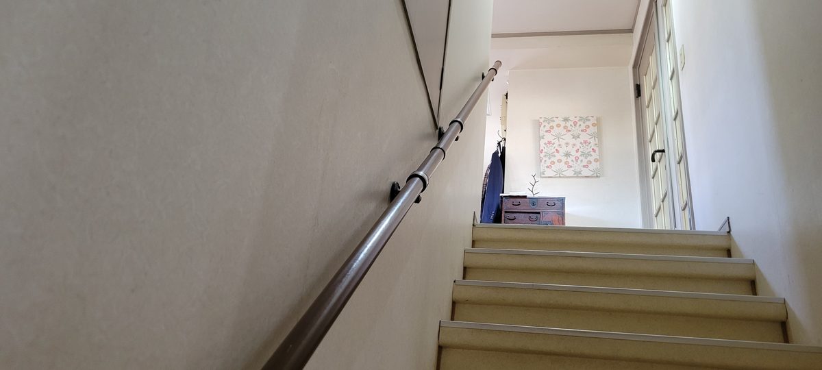 階段に取り付けた手すり。上り口から見上げたところ