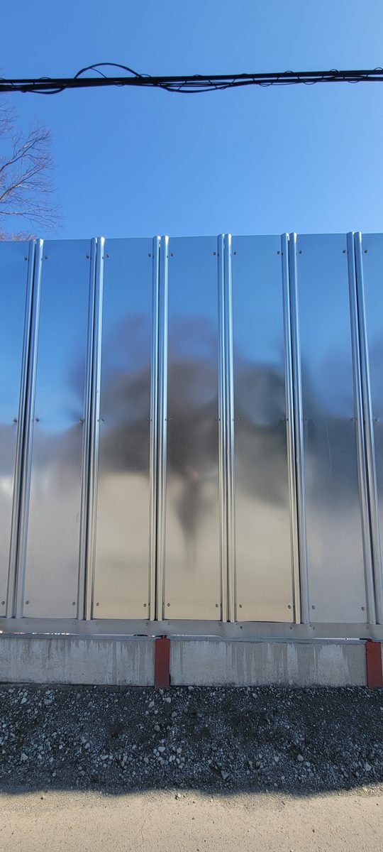 建て直したパネルの面。継ぎ目と留め具の納まり